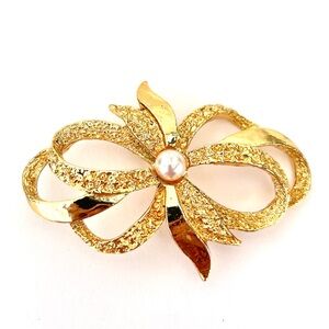 Gerry’s Signed Gold Tone Faux Pearl Vintage Brooch